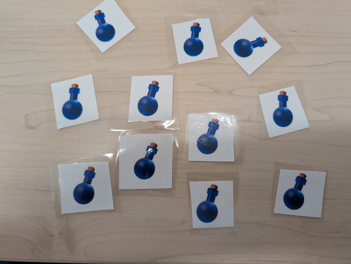 Laminētas eliksīru kartes, kas izmantotas kā fiziskas atlīdzības